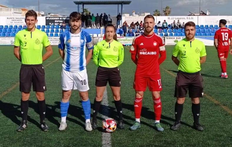 Prolegómenos del partido entre el Bollullos y el Utrera que acabó victoria de los utreranos. / Foto: @bollulloscf1933.