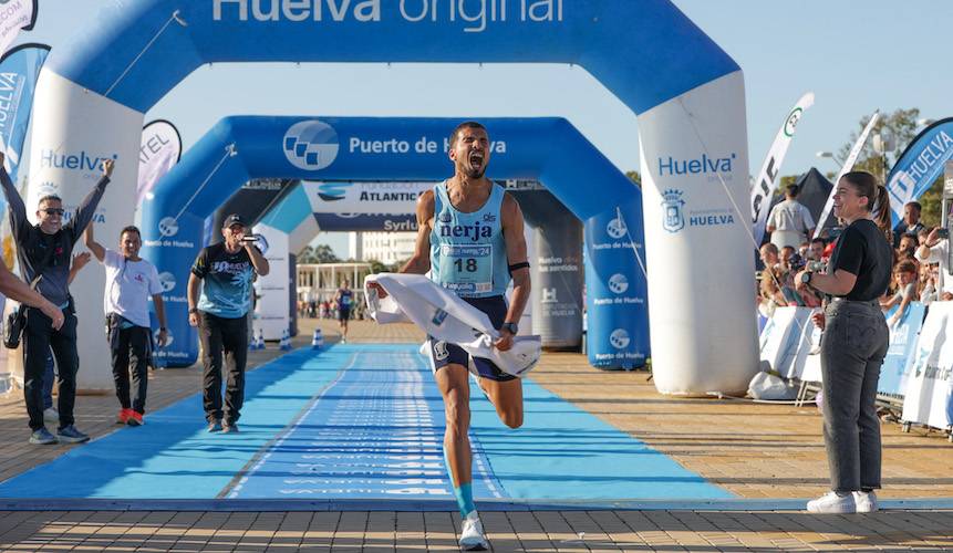 Zakaria Boufaljat, ganador en 2021 y 2022, celebra con ganas su llegada a la meta como campeón de la prueba.