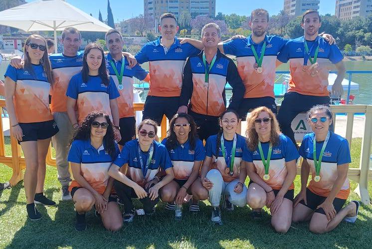 Representantes del Club Deportivo Máster Huelva en el doble evento celebrado el sábado en La Cartuja.