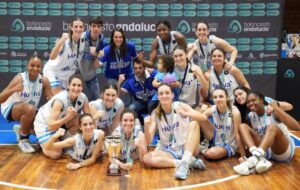 El Ciudad de Huelva posa con el trofeo de subcampeón de la fase final de la LNF1. / Foto: @FAB_Andaluza.