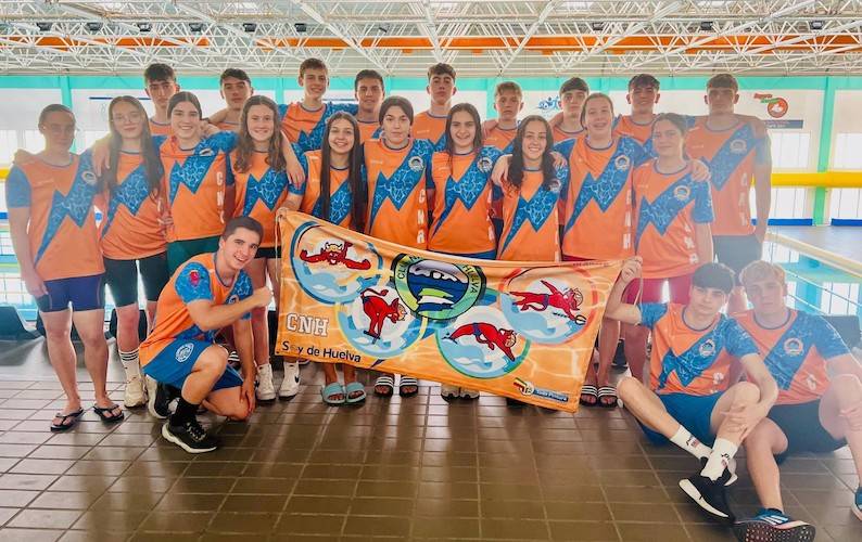 Componentes del Club Natación que han brillado en la Final de la 1ª División Copa Andalucía-Zona Occidental. / Foto: @CNHUELVA.