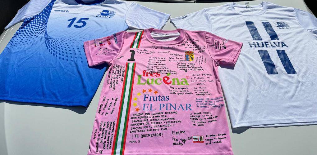 Camisetas dedicadas de los compañeros de Santi Mora, ya en el recuerdo de todos.