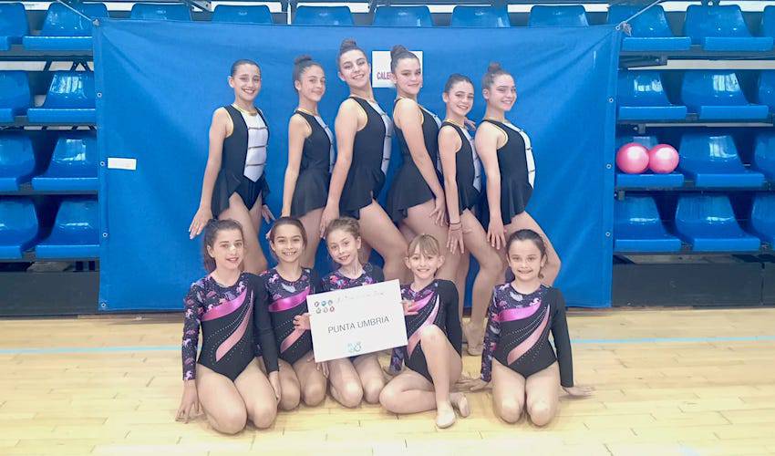 Deportistas de la Escuela de Gimnasia Rítmica de Punta Umbría en la final de La Provincia en Juego en Palos de la Frontera.