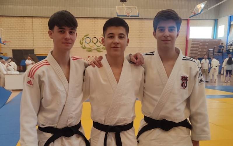 Los tres nuevos cinturones negros del Huelva TSV Judo tras superar el examen en Mollina (Málaga). / Foto: @JudoHuelva1.