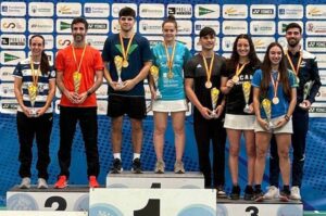 Pablo Abián y Haideé Ojeda, en el podio del Dobles mixto con su medalla de plata en el Campeonato de España Absoluto de Bádminton. / Foto: @CBIESLAORDEN.