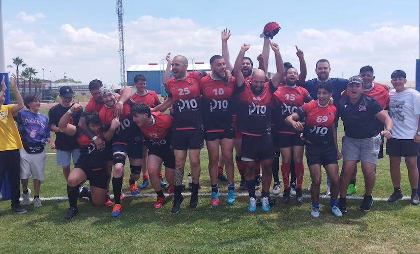 Alegría justificada de los componentes del Moguer Unión Rugby tras proclamarse campeones de la Liga Amateur Rugby 2023-24. / Foto: @HrugbyUnion.