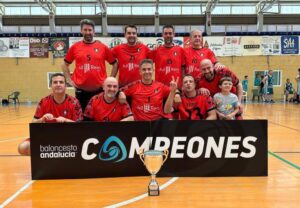 Componentes del Onuba AD REM, gran vencedor de la X Liga Provincial de Veteranos de Baloncesto. / Foto: @fabhuelva.