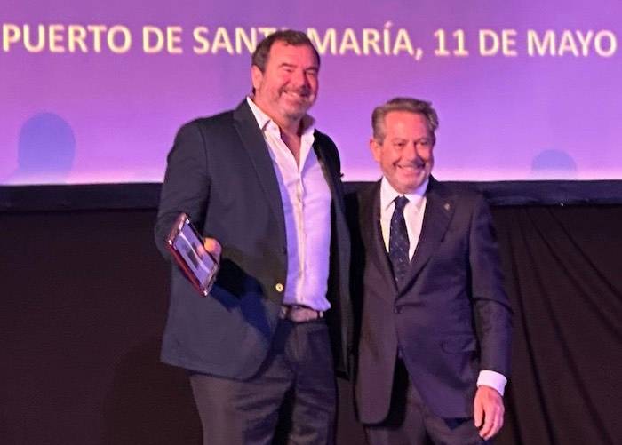 Luis Marquínez, presidente del RCMTPU, fue quien recogió la insignia y agradeció el reconocimiento a la Federación andaluza de Vela.