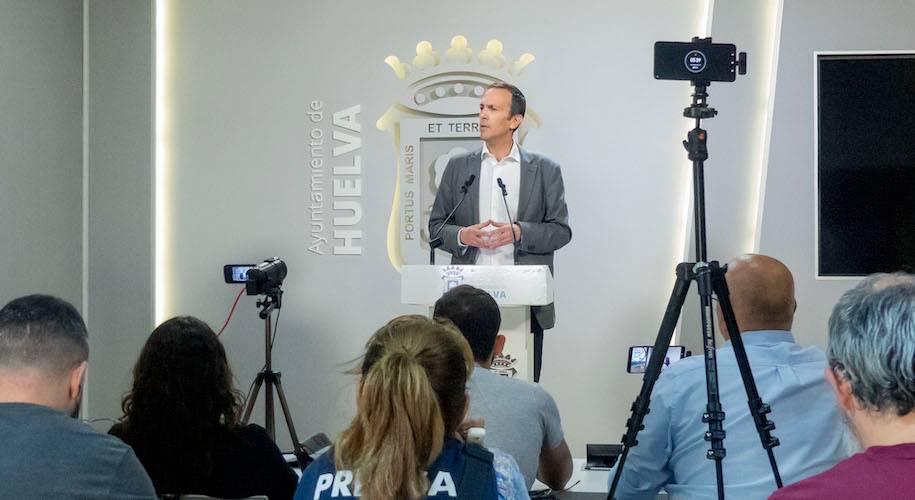 Francisco Muñoz anunciando a los medios que, expirado el plazo, Gildoy España no había dado una respuesta a la oferta de compra de un grupo inversor por sus acciones del Recre.