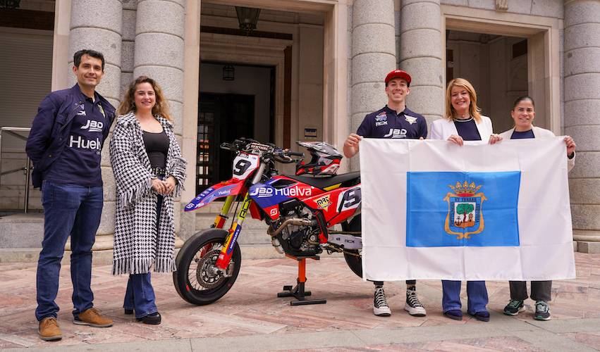 'Paquito' Gómez, junto a Pilar Miranda y María de la O Rubio, en las puertas del Ayuntamiento durante la recepción.