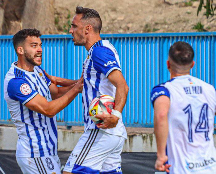 Los jugadores del Recre celebran uno de los goles que anotó Pablo Caballero. / Foto: @recreoficial.