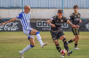 Gorka Iturraspe, una de las novedades en el once del Recre, intenta frenar un avance del Intercity. / Foto: @CFIntercity.