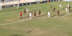 Momento en el que Luis Alcalde, de penalti, coloca el 0-3 en el marcador. / Foto: Captura imagen FEF TV.