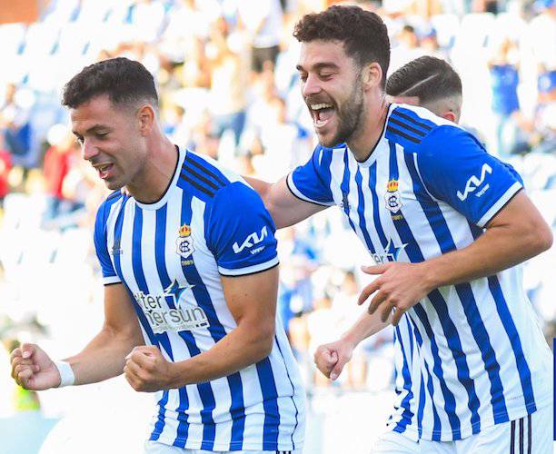 Álvaro Bustos y Luis Alcalde celebran el gol del primero que a la postre significó el triunfo del Recre ante el Ibiza. / Foto: @recreoficial.