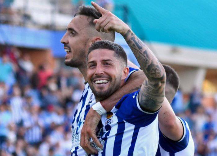 Antonio Domínguez y Pablo Caballero celebran el tanto del argentino, que fue el segundo del Recre ante el Algeciras. / Foto: @recreoficial.