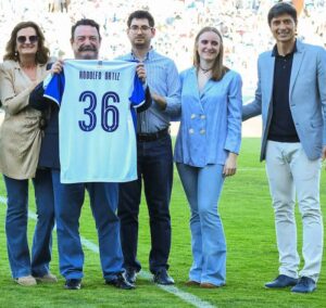 Rodolfo Ortiz, médico del Recre durante 36 años, se jubila y recibió un cariñoso homenaje en los prolegómenos del choque. / Foto: @recreoficial.