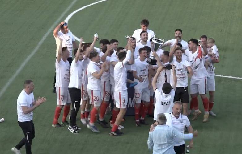 Los jugadores del Rociana con la campeón de campeón tras ganar en la final al Isla Cristina y lograr, además, el ascenso a la División de Honor Andaluza. / Foto: Captura imagen RFAF TV.