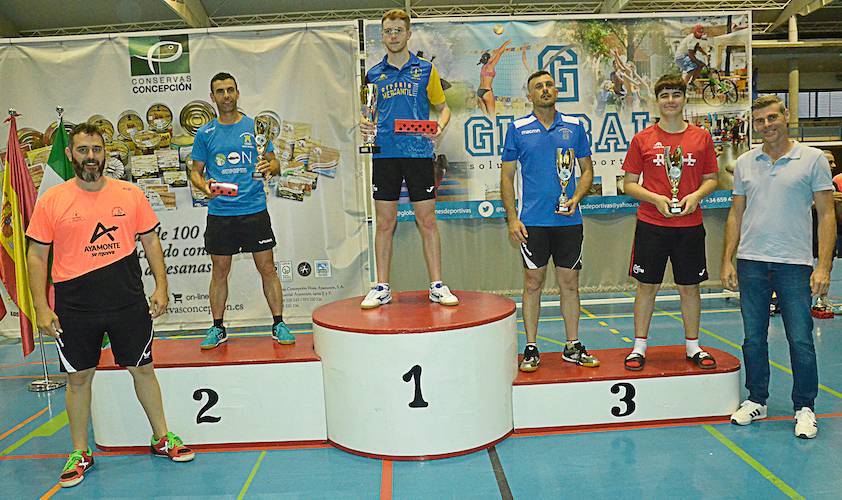 Podio Senior masculino de las XII Horas de Tenis de Mesa en Ayamonte, con Miguel Ángel Cabezas como ganador. / Foto: J. L. Rúa.