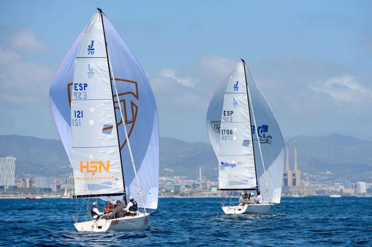 Jorge y Luis Martínez Doreste, a la caña del 'HangTen-Hnos. Berga' y 'HSN Sailing Team', respectivamente a punto de terminar la 25ª manga de las Barcelona Spring Series. / Foto: Óscar Torveo.