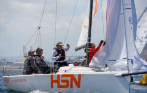 El 'HSN Sailing Team' montando la boya de barlovento el pasado mes de abril. / Foto: Óscar Torveo.