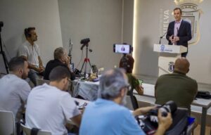 Francisco Muñoz, durante la rueda de prensa en el Ayuntamiento de la capital en la que reveló que hay una oferta de compra del Recre a Gildoy España.