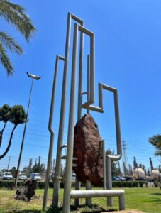 Escultura en la entrada de la Refinería de La Rábida