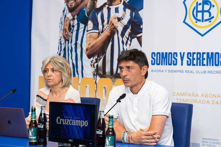 Un momento de la presentación de la campaña de abonados del Recre para la temporada 2024-25 a cargo de Begoña Calderón y Jesús Vázquez. / Foto: @recreoficial.