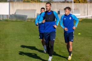 Alejandro Gálvez -izquierda- continuará una temporada más en el plantel del Recre tras confirmarse su renovación hasta 2025. / Foto: @recreoficial.