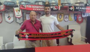 Juanito -derecha-, nuevo jugador del Ayamonte, junto a Genaro Aguilera, presidente de la Gestora que rige los destinos del cuadro fronterizo. / Foto: @ayamonte_cf.