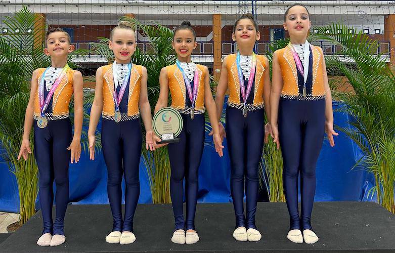 Conjunto Benjamín del Club Rítmico Colombino, que se colgó la medalla de oro en la Final Andaluza Promesa en San Pedro de Alcántara (Málaga).