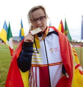 La lucenera Blanca Betanzos con una de las medallas que logró en el Campeonato de Europa celebrado en Suecia. / Foto: FEDDI.