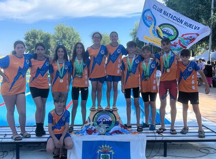 Deportistas del Club Natación Huelva en el Campeonato de Andalucía de Alevín celebrado en Dos Hermanas (Sevilla). / Foto: @CNHUELVA.