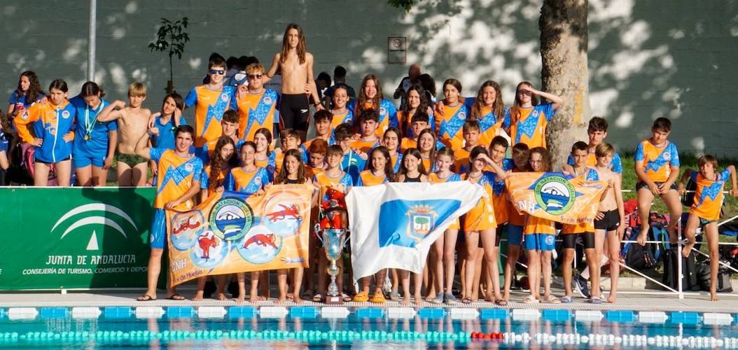 Representantes del Club Natación en el 49º Trofeo 'Melchor Castro' en Baena (Córdoba), donde completaron una gran actuación. / Foto: @CNHUELVA.