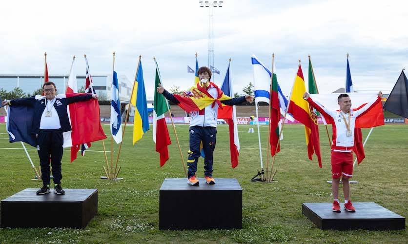 Nicolás Castaño en el primer puesto del podio tras su triunfo en la prueba de 1.500 metros en el Europeo de Atletismo al Aire Libre Virtus 2024 en Uppsala. / Foto: FEDDI.