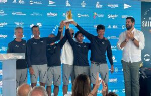 La tripulación del barco del DE6 Puerto de Huelva con el trofeo de ganador en la VI Málaga Sailing Cup.