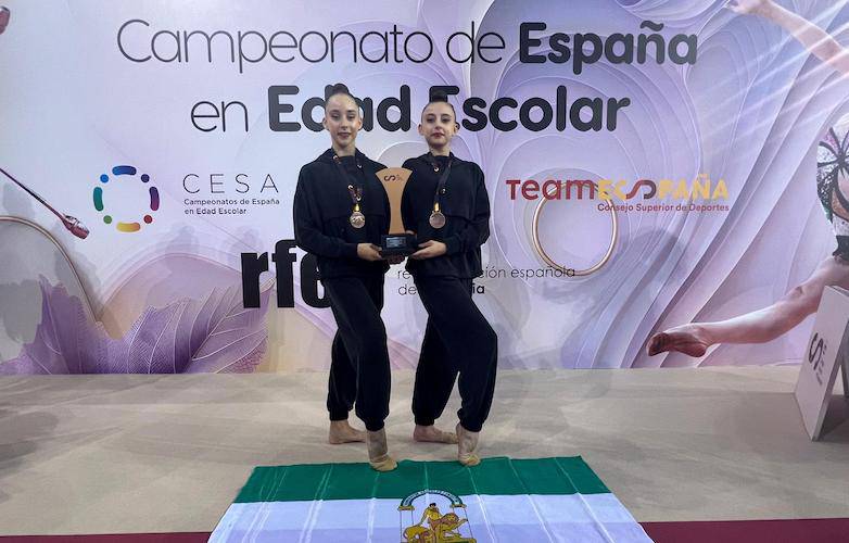 Andrea Jiménez y Julia Barba, gimanastas del GR Huelva, con la medalla obtenida con Andalucía en el Campeonato de España de Selecciones Autonómicas.