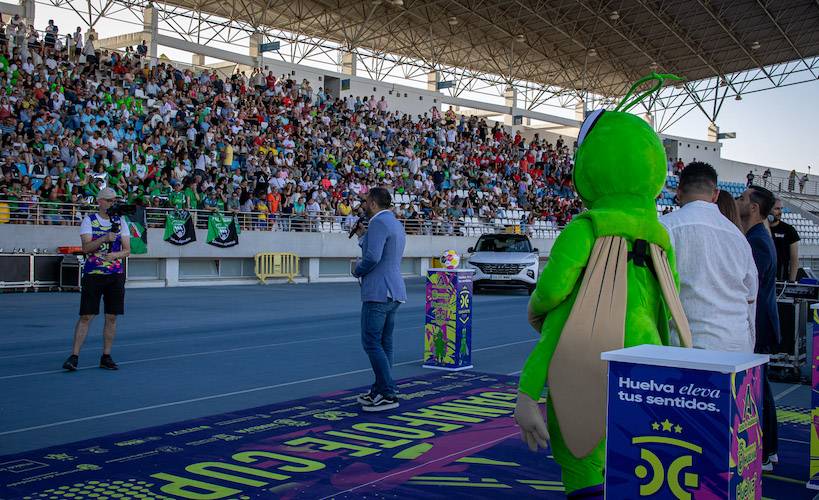 Un momento del acto de inauguración en el estadio 'Emilio Marín' de la Gañafote Cup Junior que se disputa en Huelva y su provincia este sábado y el domingo.