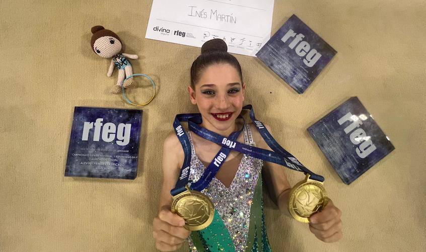 Inés Martín, con dos de las cinco medallas que logró en Avilés en el Campeonato de España Absoluto de Gimnasia.