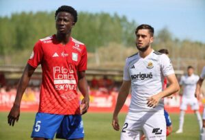 Boubacar Keita -izquierda-, durante el partido que enfrentó a su equipo esta temporada con el Nástic. / Foto: @SDTarazona.