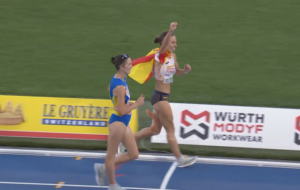 Momento en el que Laura García-Caro celebra una medalla que la ucraniana Olyanovska le arrebató en el último metro. / Foto: Captura imagen Teledeporte.