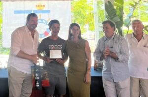 Un momento de la entrega de premios en el Real Club Marítimo y Tenis Punta Umbría con el linense Nacho Pérez como protagonista.