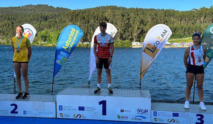 Martina Barba en el podio con la medalla de plata en la Copa de España Sprint, categoría Mujer Cadete B.