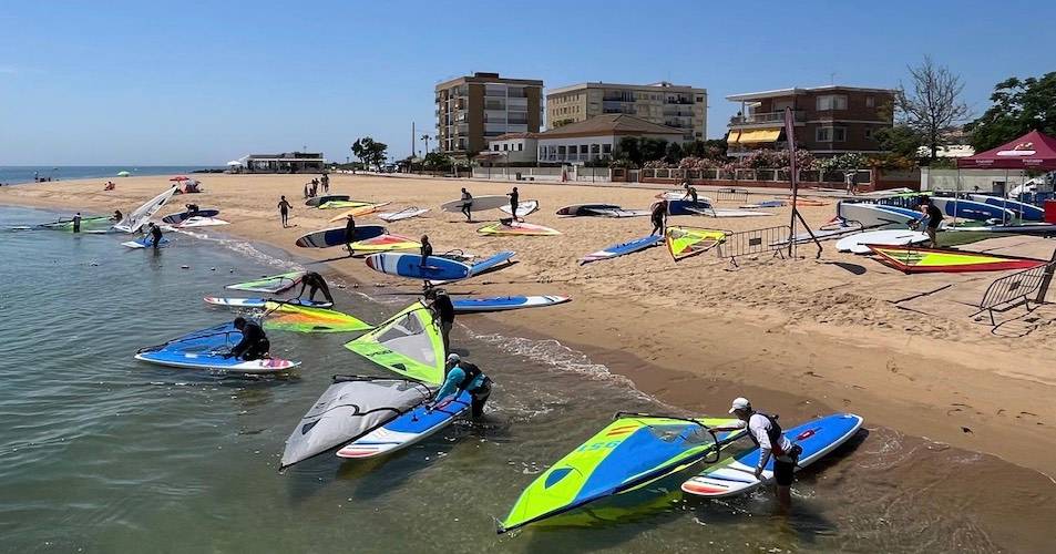 Punta Umbría se convierte estos días en la capital nacional del windsurfer con la celebración de este evento.