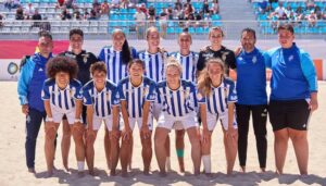 Formación del Recreativo de Huelva de Fútbol Playa Femenino, tercero en la Euro Winners Cup Nazaré 2024.