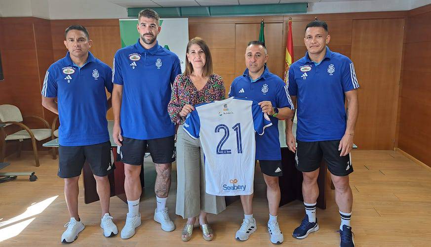 Un momento de la recepción al Recre de fútbol playa por parte de la delegada territorial de Turismo, Cultura y Deporte, Teresa Herrera, antes de la partida del equipo a Portugal.