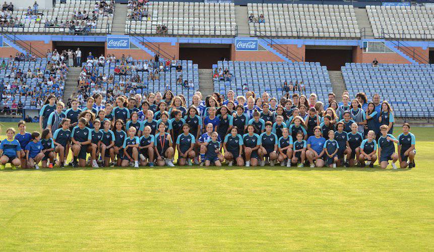 Las canteranas del Sporting estuvieron en la foto previa al partido en el que el club dijo adiós a 18 años en la élite del fútbol femenino español. / Foto: @sportinghuelva.