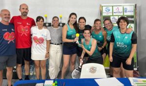 Componentes del equipo 'Motomammis' vencedor en la categoría femenina del IV Torneo Solidario Sed Huelva.