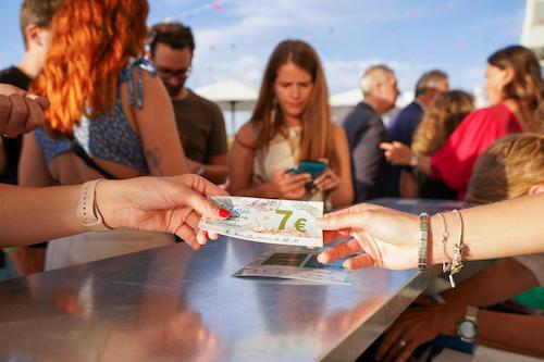 Más de 10.000 personas disfrutan de la mejor gastronomía en la IX Feria del Marisco de Huelva