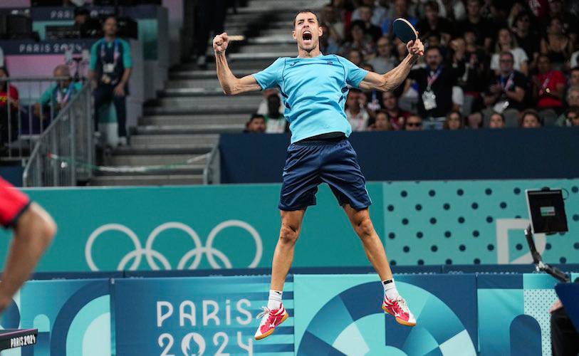 Un Álvaro Robles exhultante celebra su triunfo ante Habesohn y su pase a los dieciseisavos de final del cuadro individual de tenis de mesa en los Juegos París. / Foto: @COE_es.