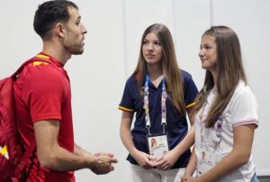 Álvaro Robles conversa con la Princesa de Asturias y la Infanta Sofía tras su partido de tenis de mesa de dieciseisavos de final en los Juegos Olímpicos de París. / Foto: @CasaReal.